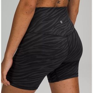 Like New Lululemon Align Shorts 6 inch Le Tigre Camo Deep Coal Multi